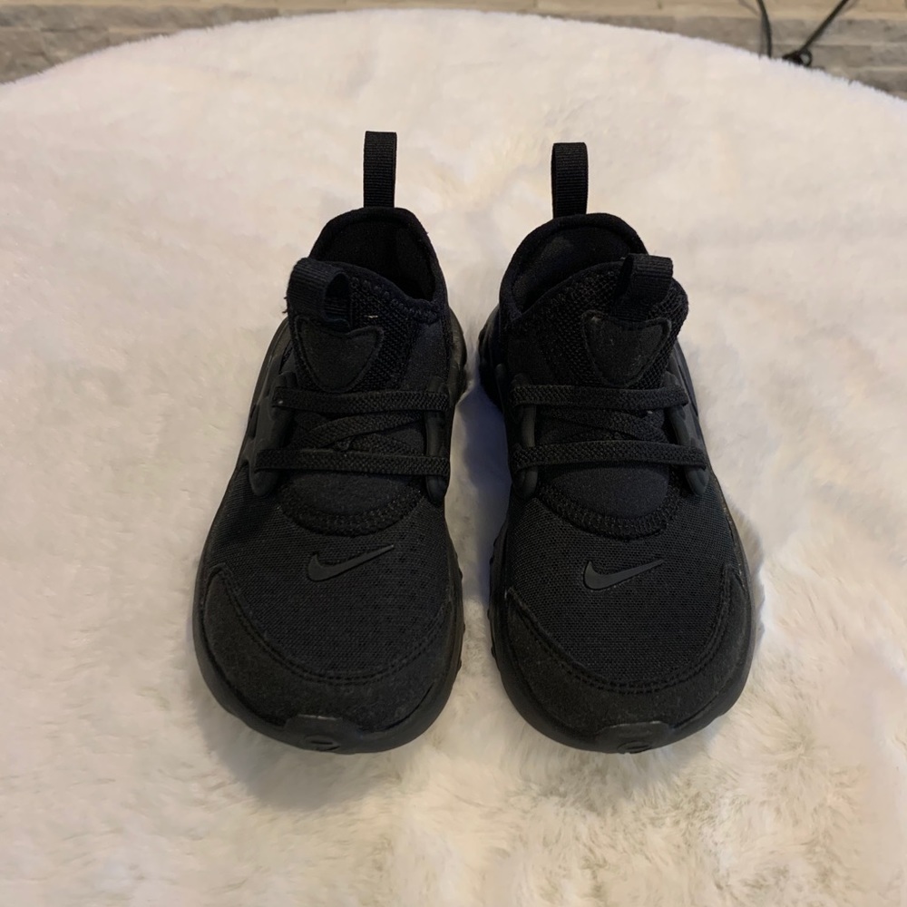 Nike toddler sneakers barely worn. Size 10.